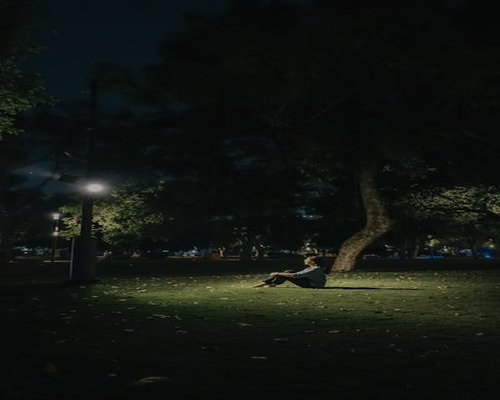 पार्क में टहलता हुआ एक व्यक्ति